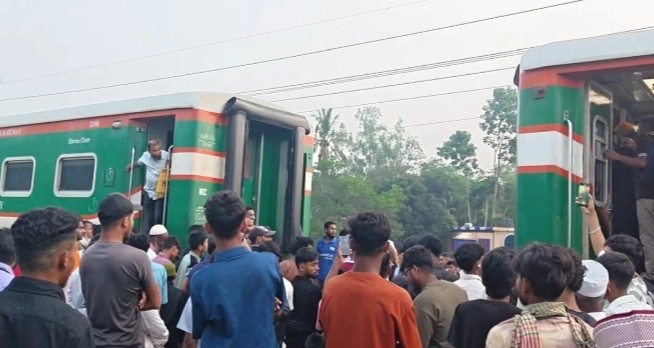 কুমিল্লায় তিনটা বগি রেখেই ১ কিলোমিটার দূরে গিয়ে থামলো ট্রেন